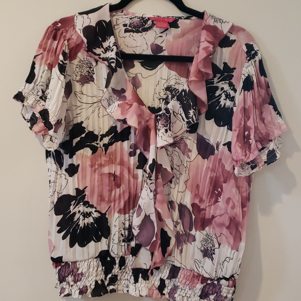 Short sleeved floral blouse
